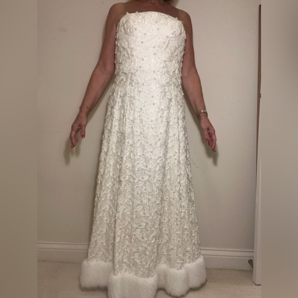LAST CHANCE!Elegant White Strapless Evening Gown